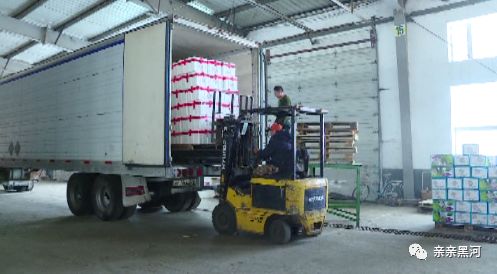 黑河口岸貨檢現場 搶運貨物，為節前貿易沖刺